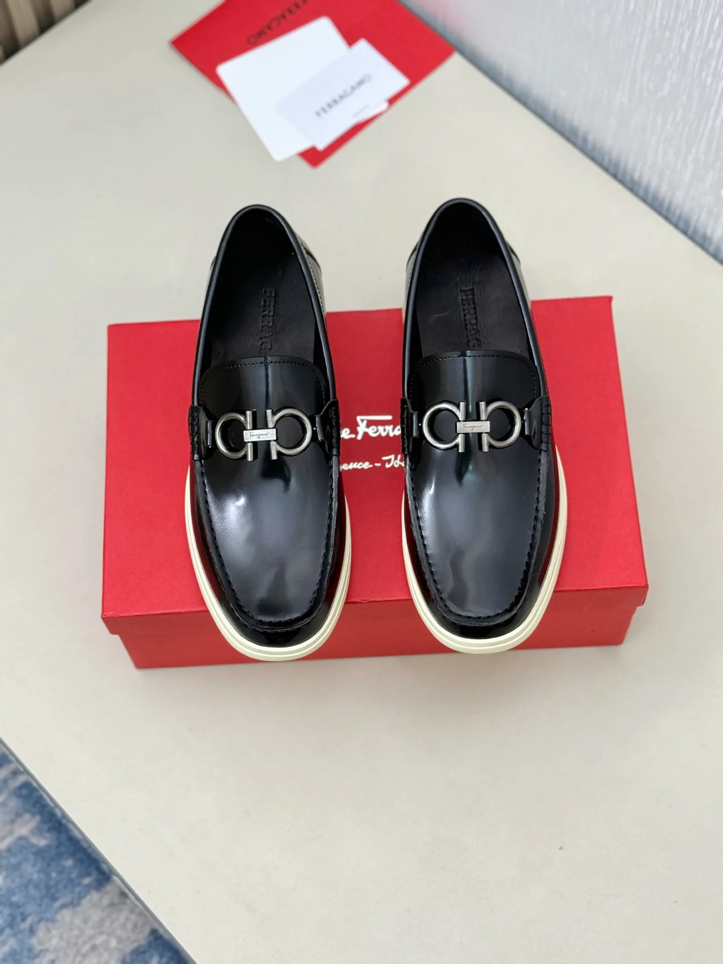 [Ferragamo] P: 580💰 Number of yards: 38~44 (45 orders are non-returnable) Ferragam's new men's driving shoes, the fabric is made of imported cowhide, with visible texture, heavy industrial stitching, dyed calfskin inside, standard logo cowhide feet, big-name experience, soft and comfortable on the feet, a men's favorite, special non-slip and wear-resistant rubber soles, easy to handle various occasions, with original box packaging!